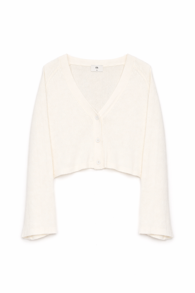 Off-White Strickcardigan mit V-Ausschnitt und Knopfleiste, cropped geschnitten, mit langen ausgestellten Ärmeln, vor hellem Hintergrund.