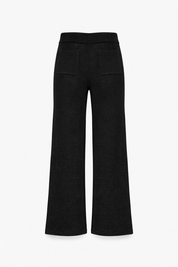 Schwarze Track Pants mit elastischem Bund, seitlichen Eingrifftaschen und geradem, weit geschnittenem Bein vor hellem Hintergrund.