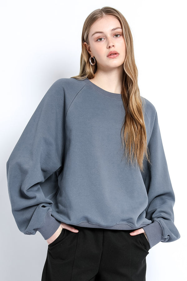 WOMAN WEARS SWEATER BLUE OVERSIZED COOL 