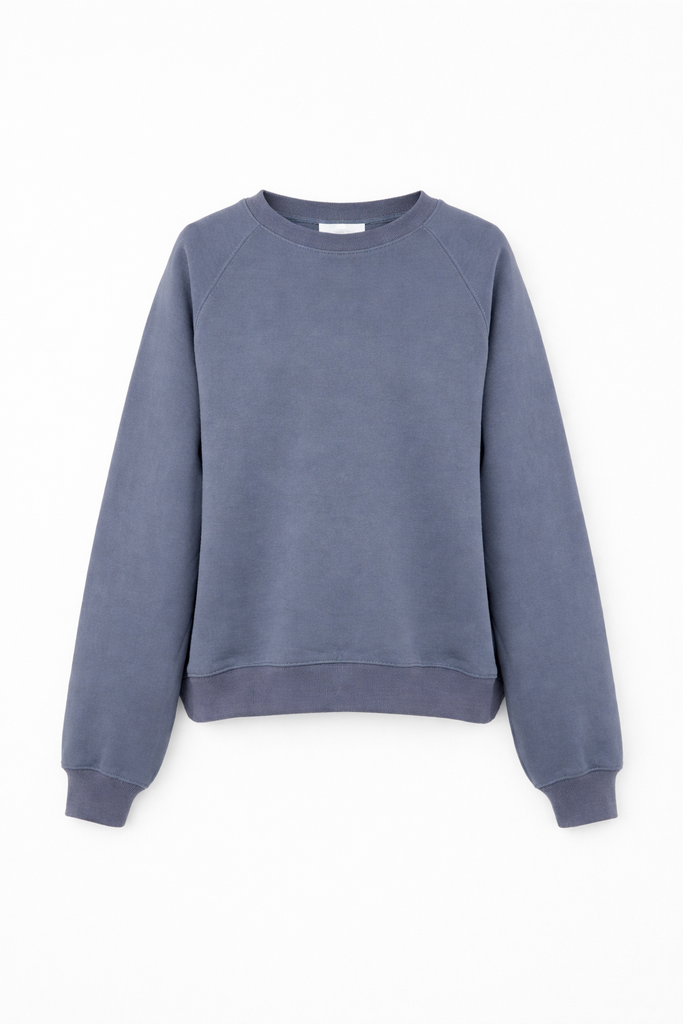 Blaues Sweatshirt mit Rundhalsausschnitt, Raglanärmeln und Rippbündchen an Ärmeln und Saum, gerade geschnitten, als Freisteller vor hellem Hintergrund.