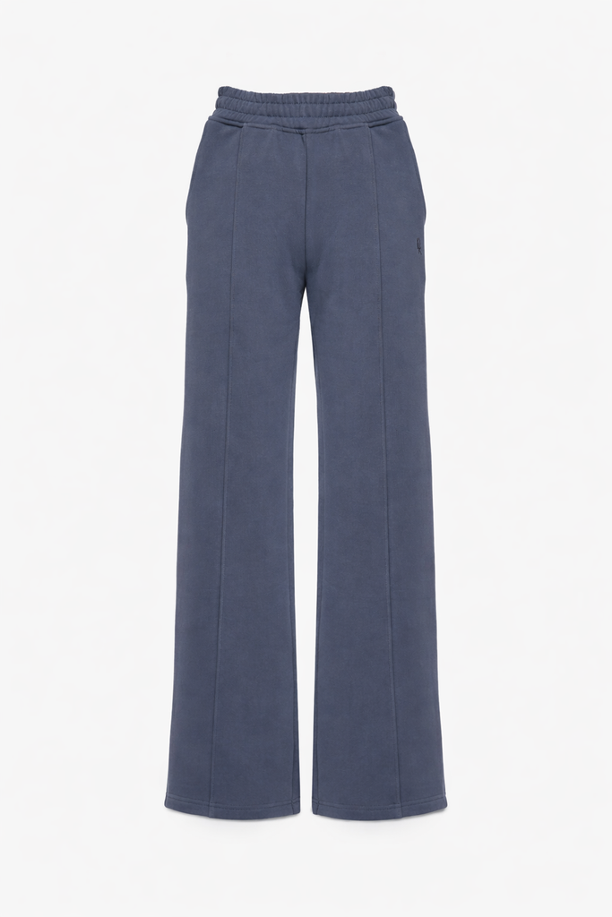 Blaue Sweatpants mit elastischem Bund, geradem, weit geschnittenem Bein und vertikalen Ziernähten vorne, freigestellt vor hellem Hintergrund.