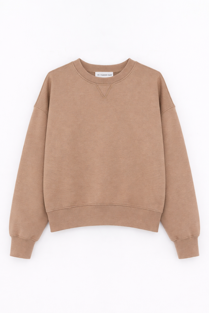 Beigefarbenes Sweatshirt mit Rundhalsausschnitt und V-Naht-Detail am Kragen. Überschnittene Schultern und lange Ärmel. Breite Rippbündchen an Saum und Ärmeln. Locker geschnittene Passform.