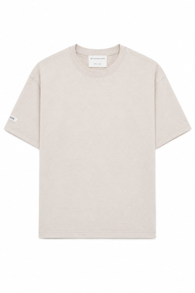 Unisex-T-Shirt in beige mit Rundhalsausschnitt und kurzen Ärmeln, gerade geschnitten, als Freisteller vor hellem Hintergrund.