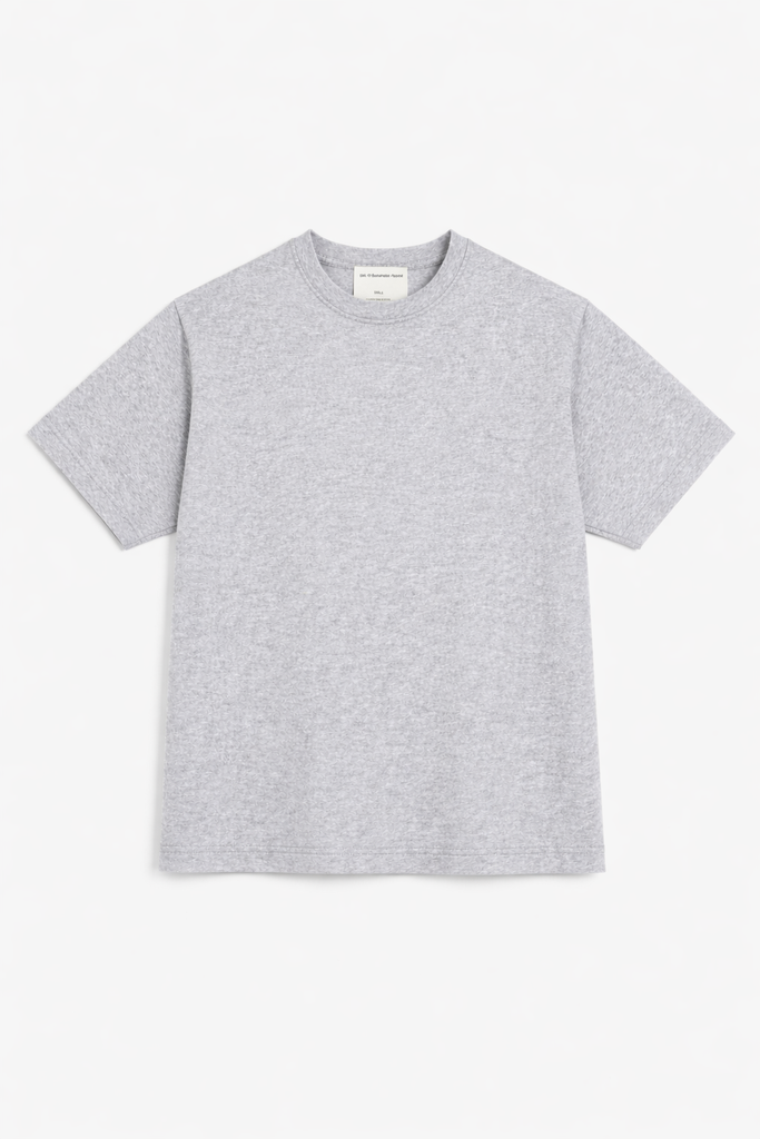 Graues Unisex-T-Shirt in Melange-Optik mit Rundhalsausschnitt und kurzen Ärmeln, gerade geschnitten, als Freisteller vor hellem Hintergrund.