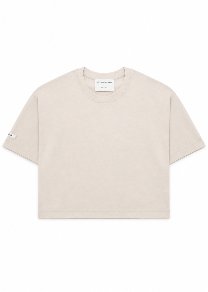 Cremefarbenes T-Shirt mit Rundhalsausschnitt, kurzen Ärmeln und leicht verkürzter, lockerer Passform