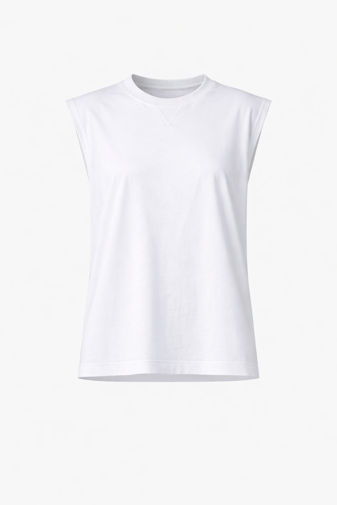 Weißes ärmelloses Damen-Top mit Rundhalsausschnitt und breiten Schultern, locker geschnitten, mit feiner Ziernaht am Kragen, freigestellt vor hellem Hintergrund.